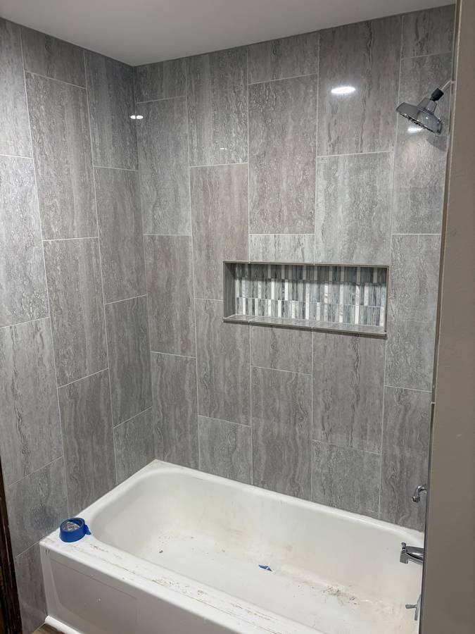 Tiled tub surround with a mosaic niche