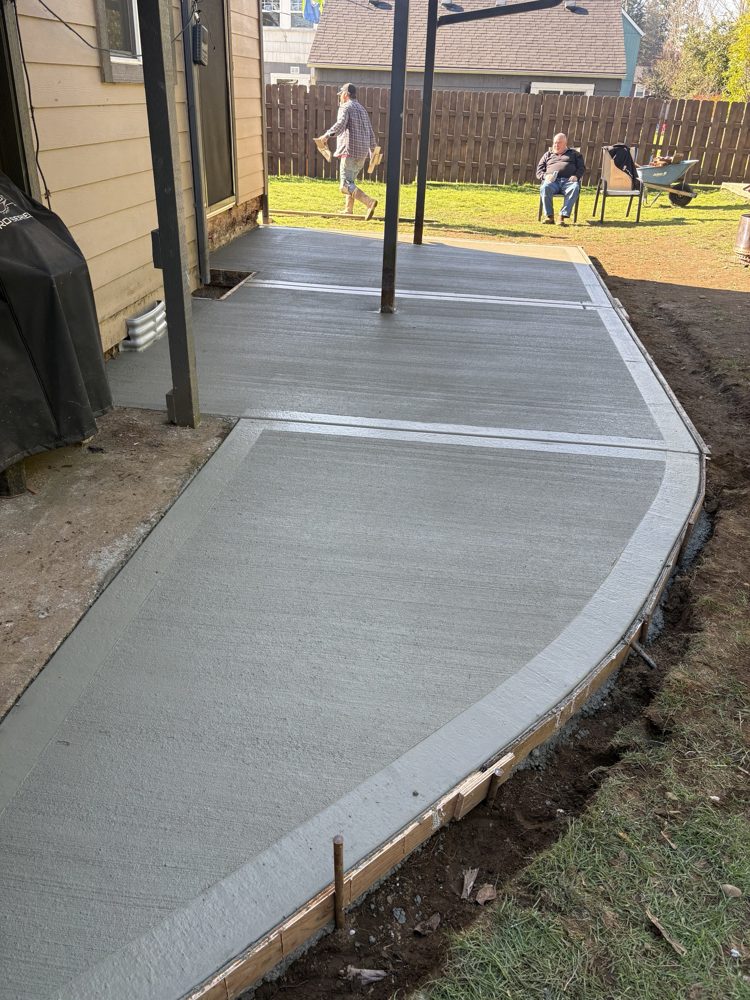 Finished covered patio with a smooth-trowel border and broom finish
